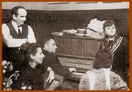 Александр Галич, Марианна Строева, Александр Менакер (за пианино) и Мария Миронова (всё тот же домашний концерт)