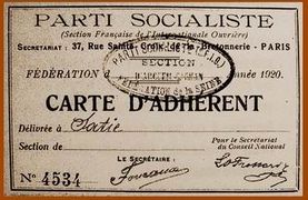 ...маленький кусочек картона памяти Жана Жореса, повторный партбилет, выданный в 1920 году при послевоенной перерегистрации (уцелевших) членов партии...