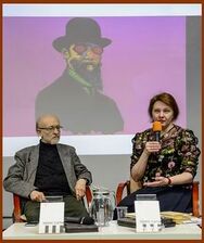 ...пионист Алексей Любимов и переводчица Елизавета Мирошникова на фоне какого-то композитора, которого они выдают за Эрика Сати (примерно так же как и свою книгу)...