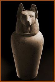 глиняная канопа с головой Анубиса и внутренностями Канупера (для тех, кто не понимает)
